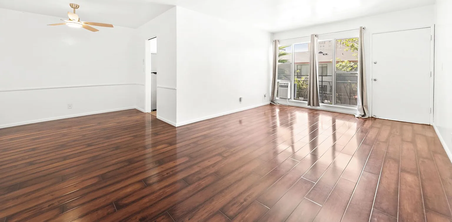 Hollyview Apartments — Photo 2