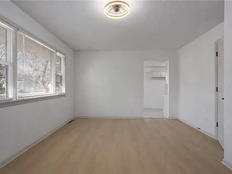 307 SE 7th St — Photo 15