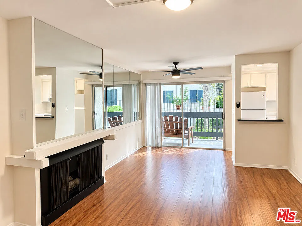 2 bed, 1.5 bath, 870 sqft, $3,000 — Photo 2
