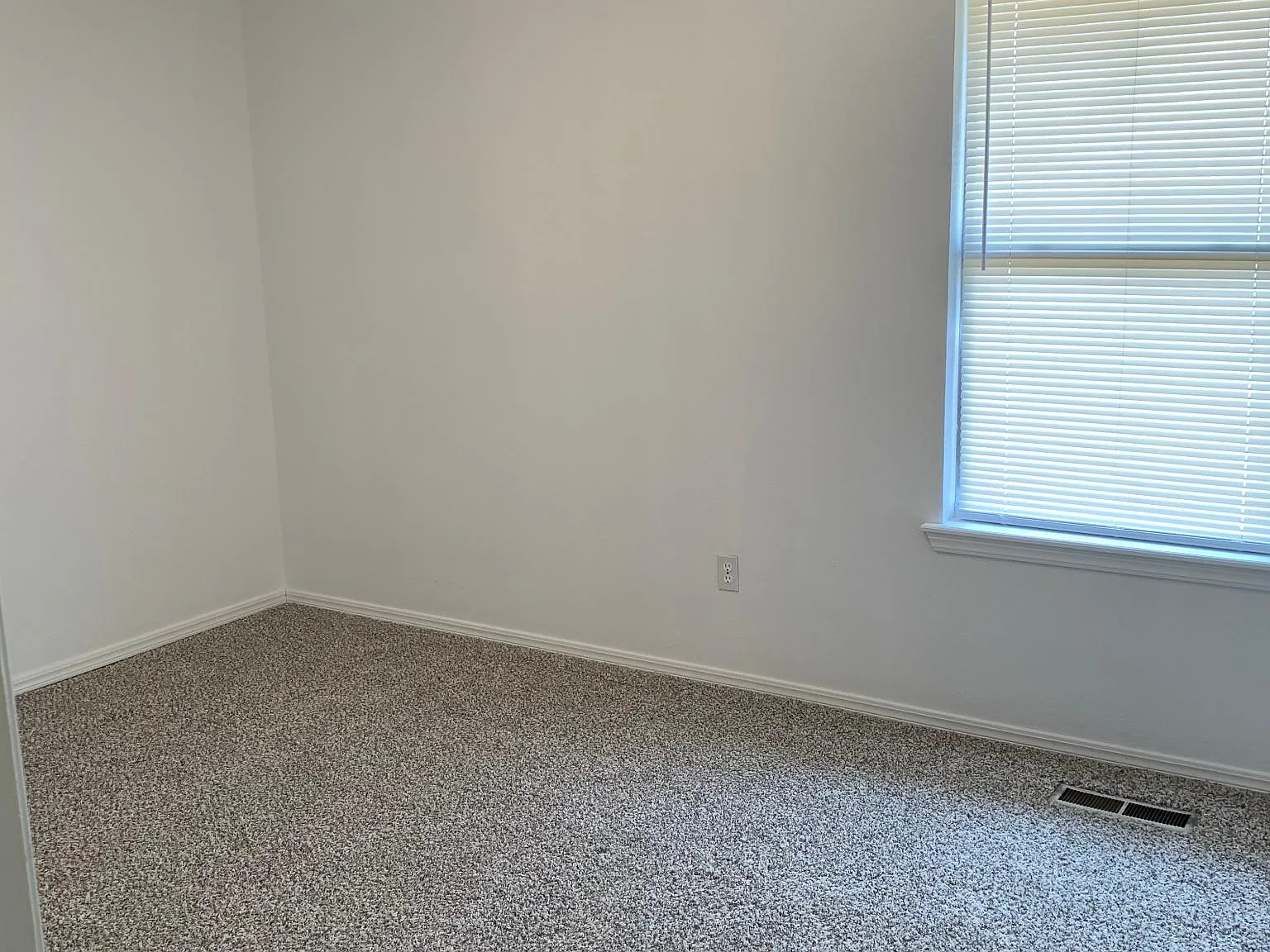 4308 Harvard Rd — Photo 4