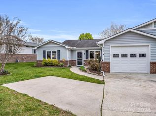 305 Dellford Ct, Hendersonville, NC 28792