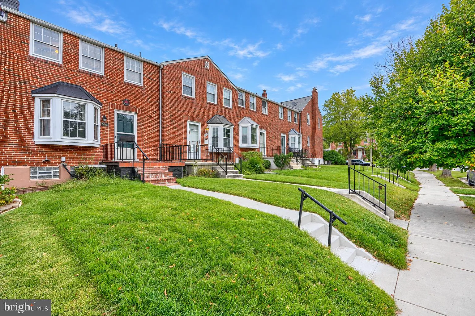 3 bed, 1.5 bath, 1350 sqft, $2,200 — Photo 3
