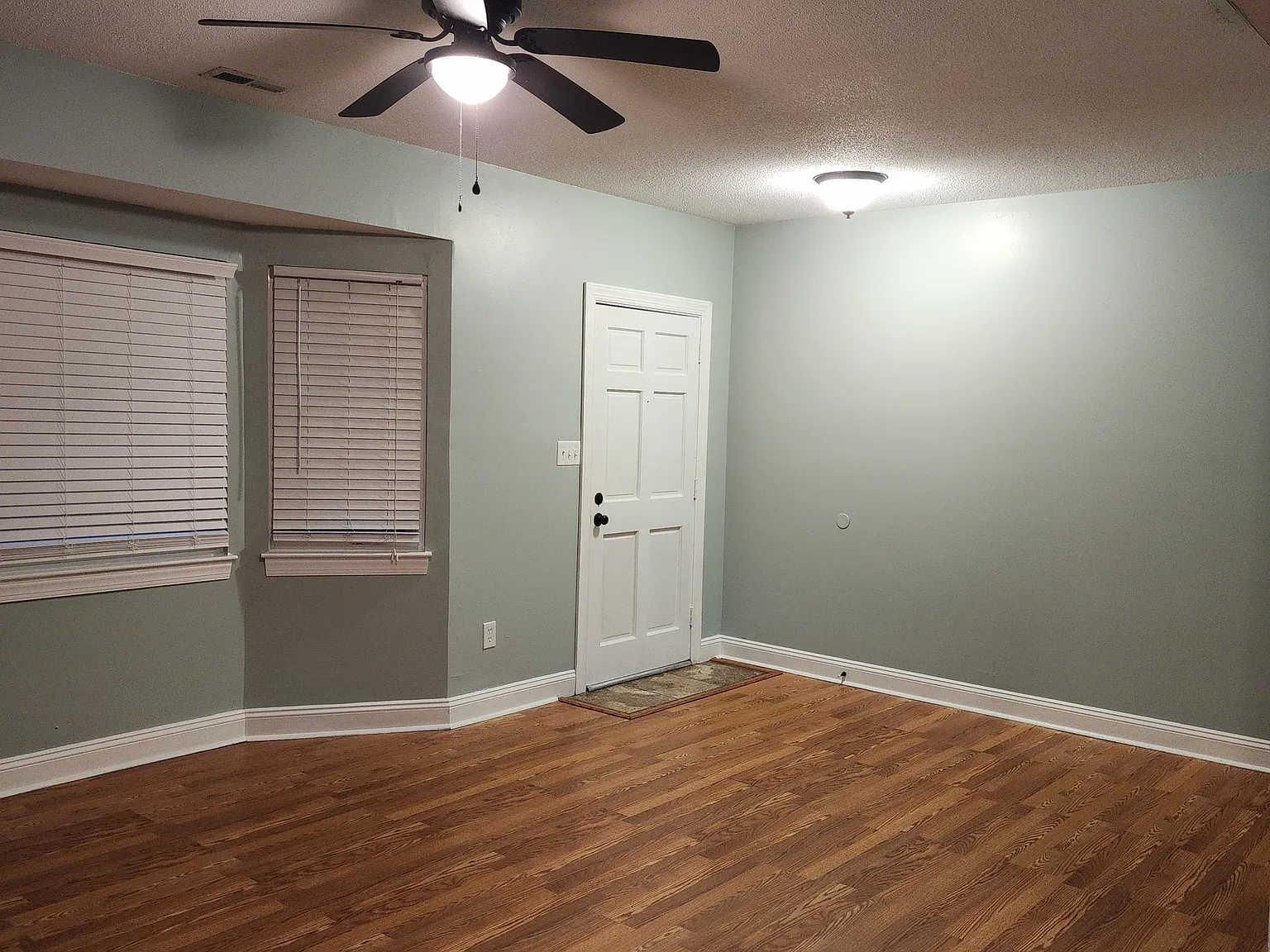 3 bed, 2.5 bath, 1386 sqft, $2,100 — Photo 2