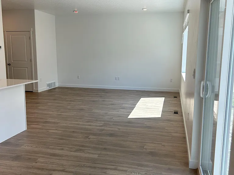 613 N Pear Dr — Photo 3