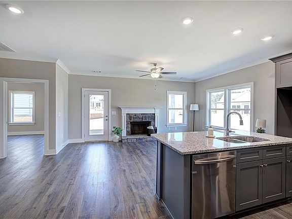 3rd image of 200 Daisy Ct