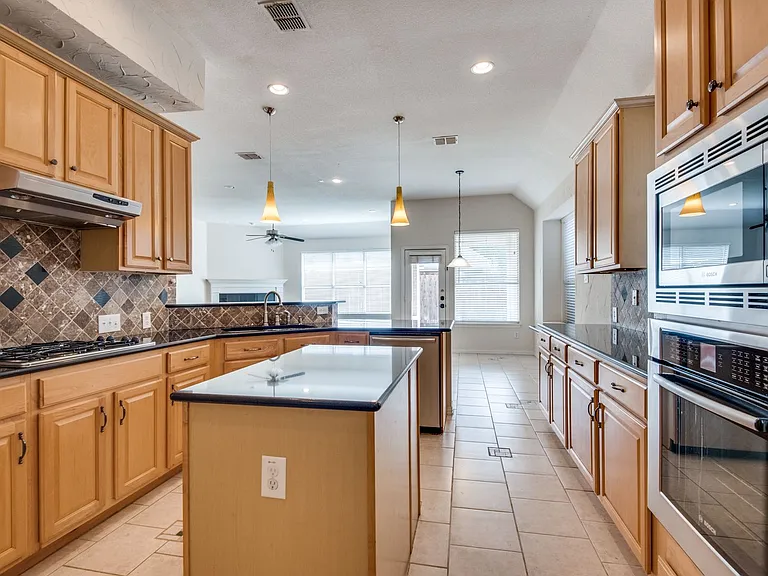 516 Cromwell Ct — Photo 4