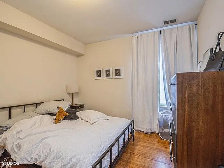 30039549_6_1412WRoscoe3_14_PrimaryBedroom_LowRes