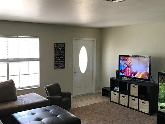 2nd image of 802 SW Belmont Cir