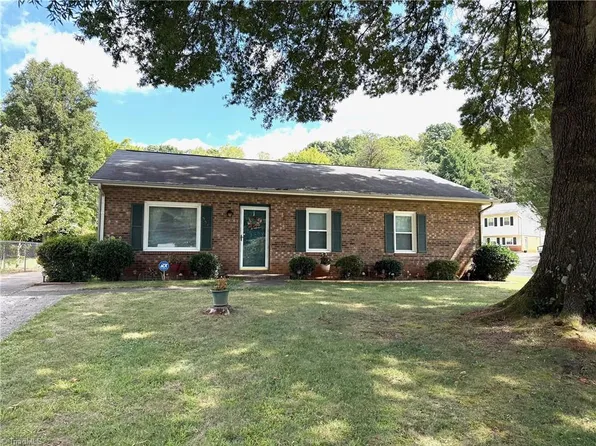553 Heatherton Ln, Rural Hall, NC 27045
