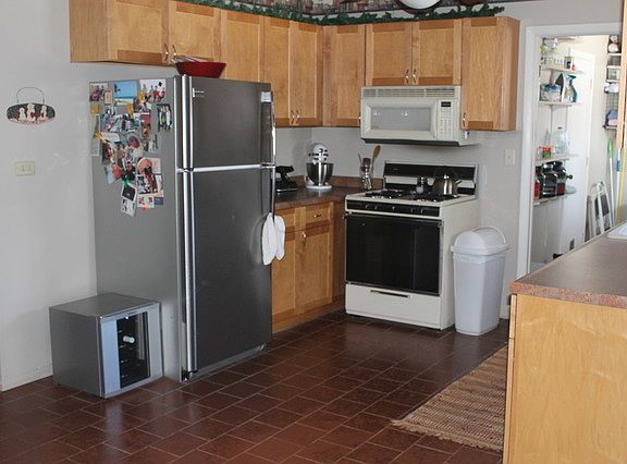 3rd image of 214 Plymouth Ln
