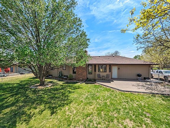 3rd image of 2427 Applewood Ln