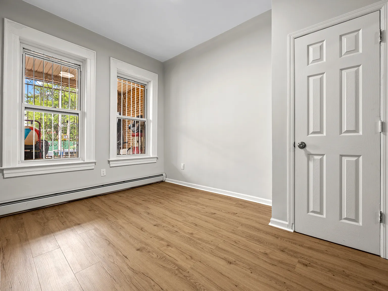 3 bed, 747 sqft, $3,300 — Photo 2