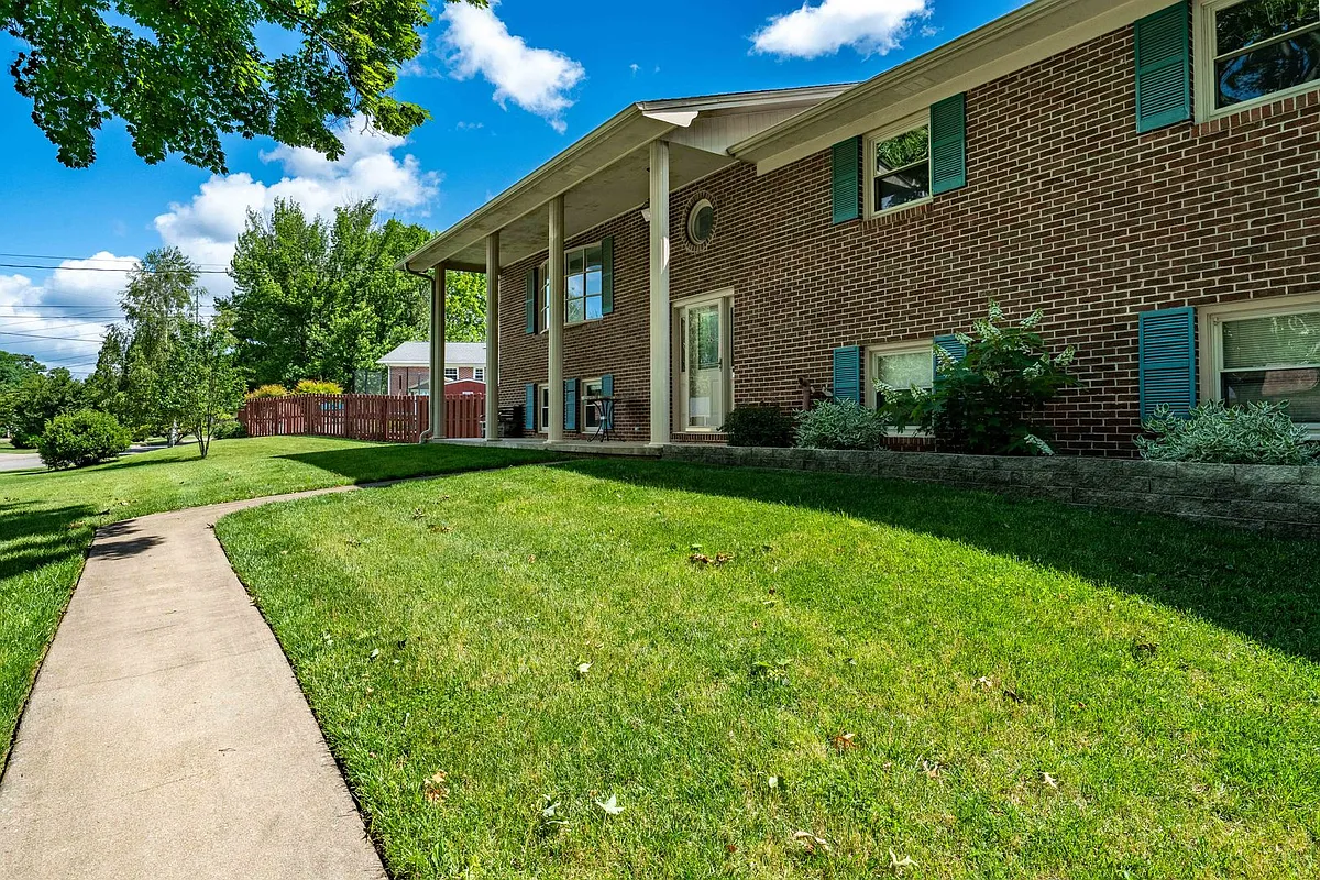 Building Photo - 1003 Somerset Dr