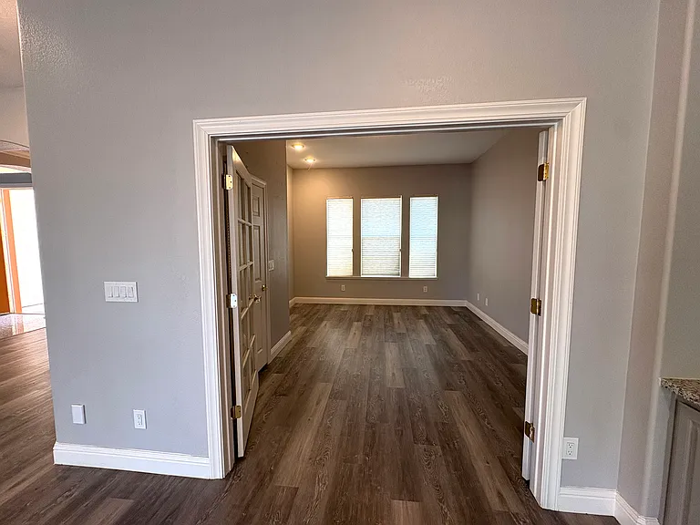 905 Gladiola Ln — Photo 6
