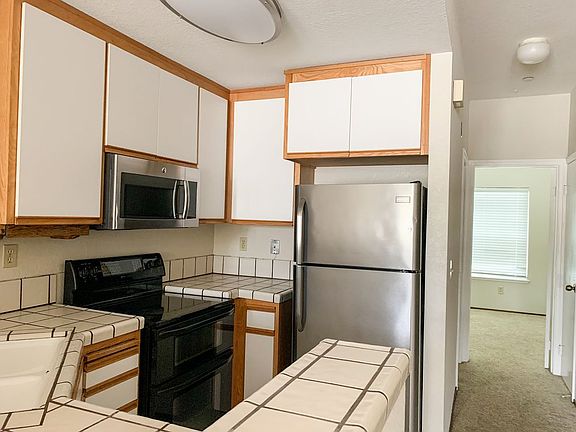 5th image of 996 Belmont Ter Unit 8