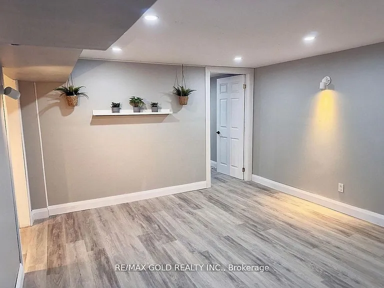 156 Mooregate Cres — Photo 31