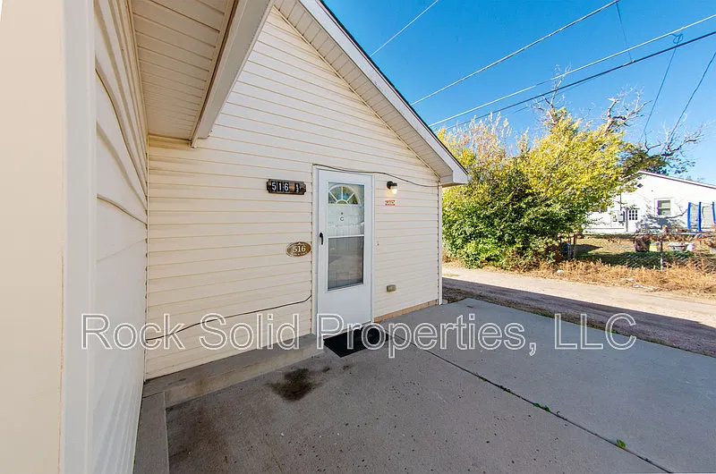 2 bed, 1.0 bath, 765 sqft, $1,250 — Photo 2