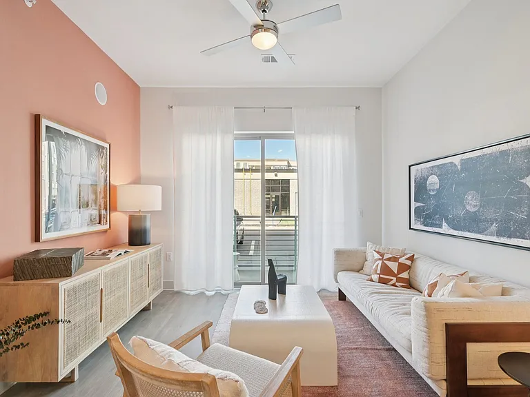 Luxia Preston — Photo 11