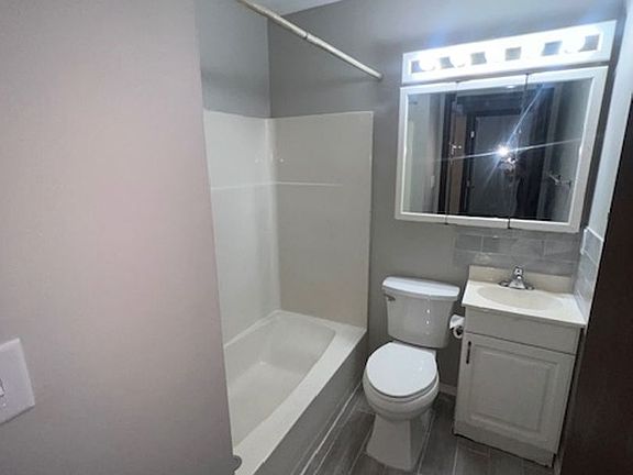 4th image of 2323 E Florida St