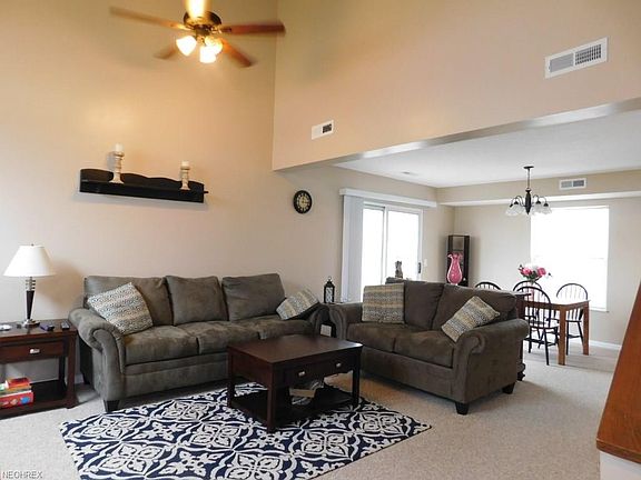 5th image of 13 Woodbury Ln