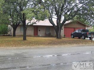909 Dove Ave, Devine, TX 78016