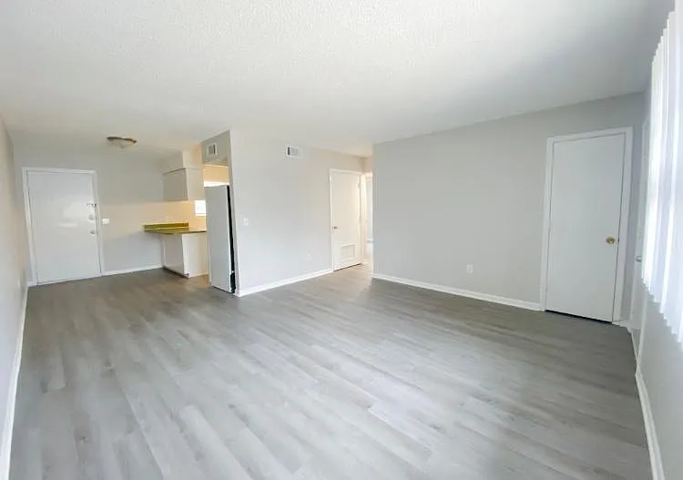 2 bed, 806 sqft, $900 — Photo 2