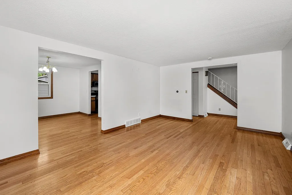 4 bed, 1.5 bath, 1940 sqft, $2,400 — Photo 3