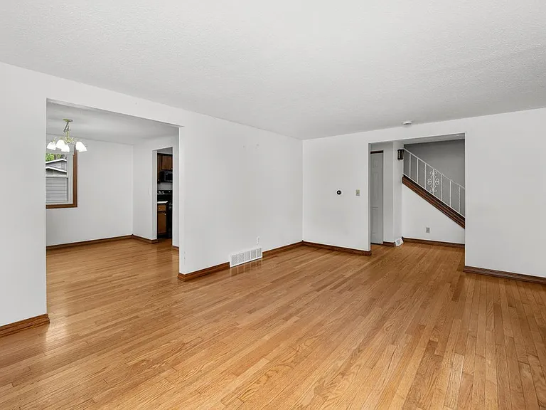 3129 Windsor Dr — Photo 3