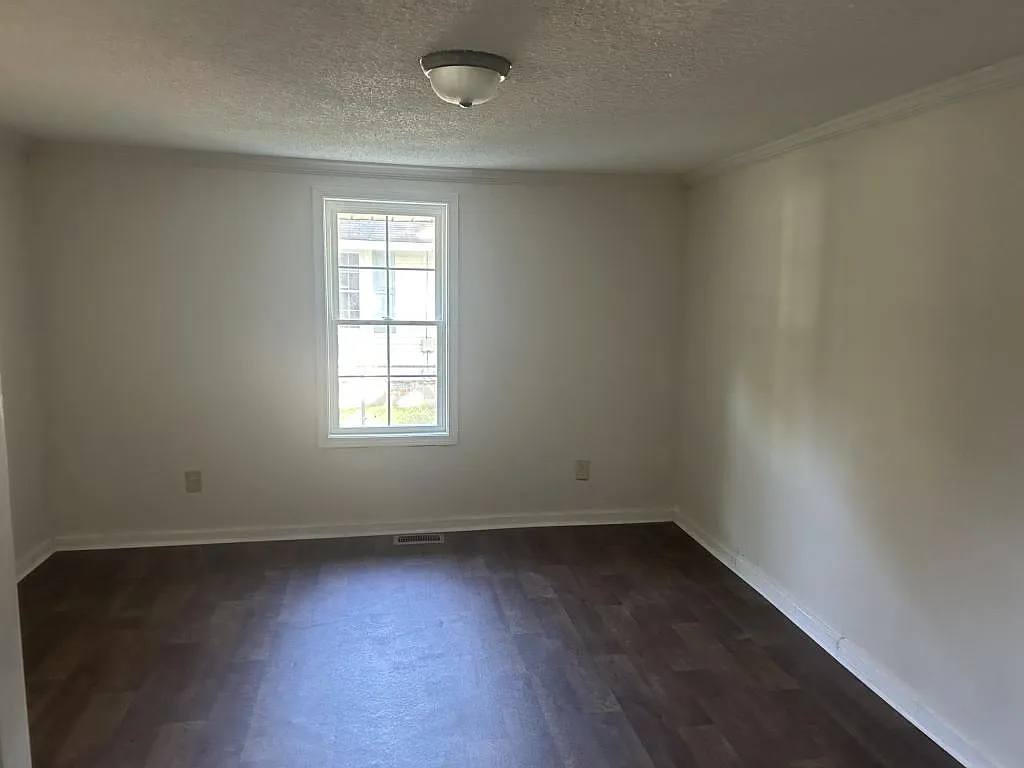 953 Dixie St — Photo 4