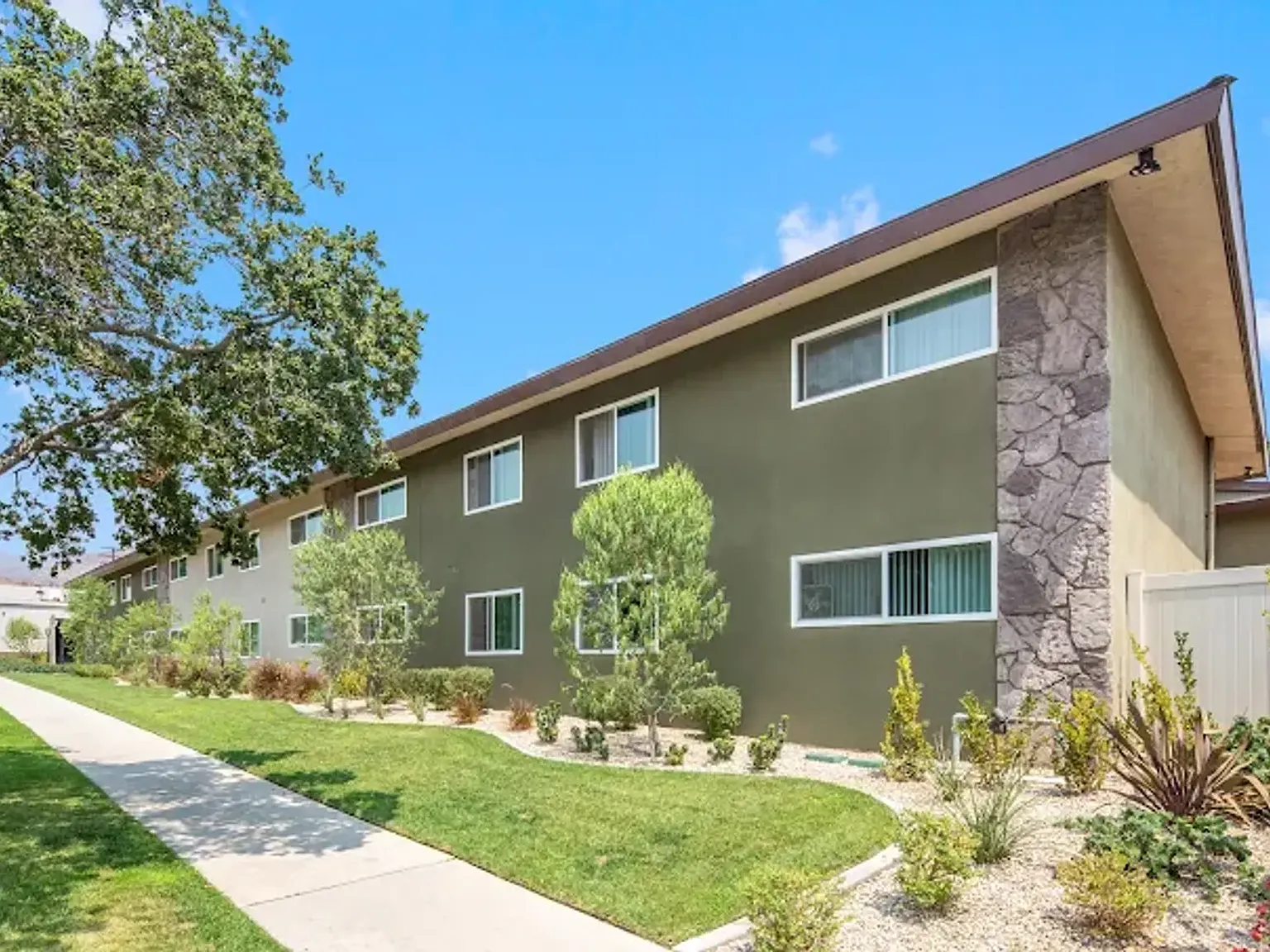 The Riviera Apartments — Photo 2