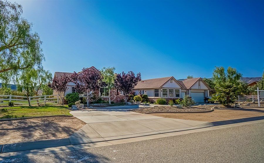 1st image of 34821 Sweetwater Dr