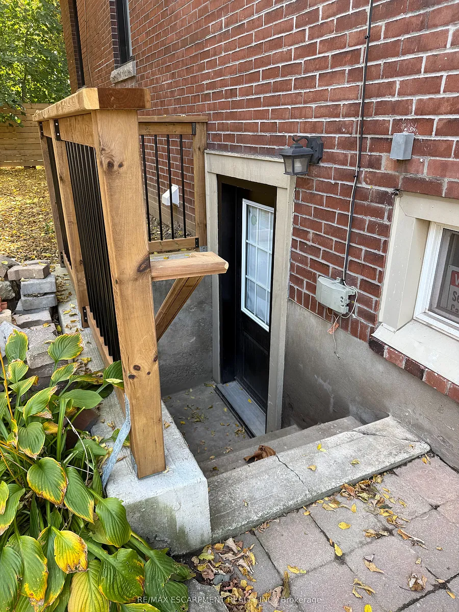 Building Photo - 17 Inverness Ave W #LOWER