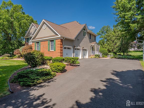 5th image of 8 Marian Dr