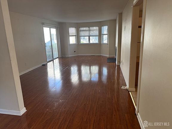 3rd image of 222 Bexley Ln