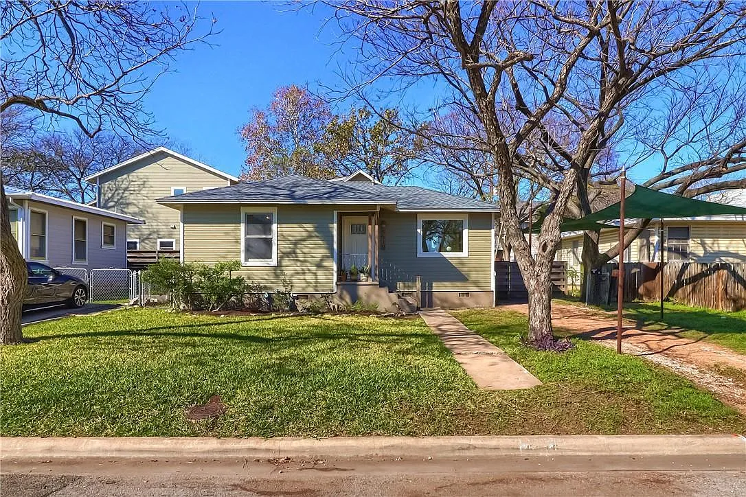 2 bed, 1.0 bath, 698 sqft, $2,950 — Photo 1