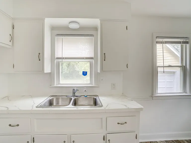 1343 Victory Dr — Photo 7
