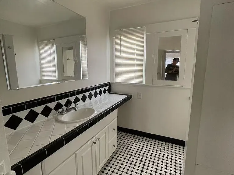 1033 Coronado Ave — Photo 9