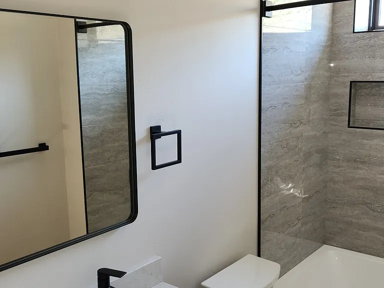 Full Bathroom 2 - North Wing