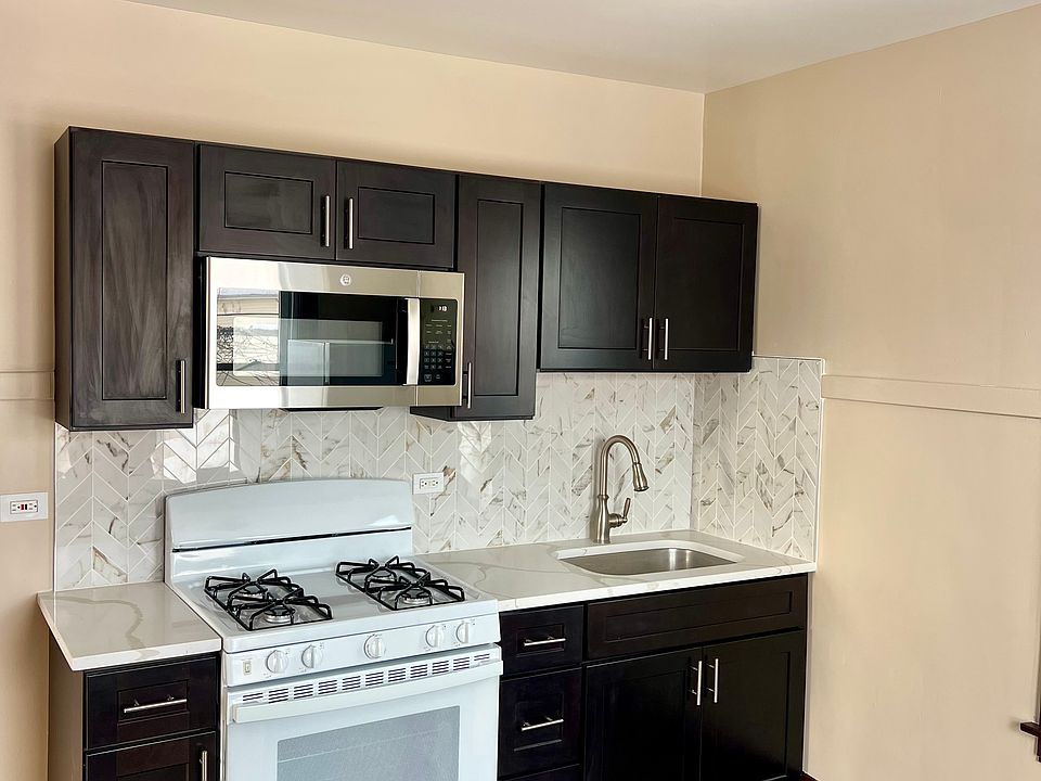 NEWLY RENOVATED & BRAND NEW APPLIANCES
SPACIOUS EAT-IN KITCHEN