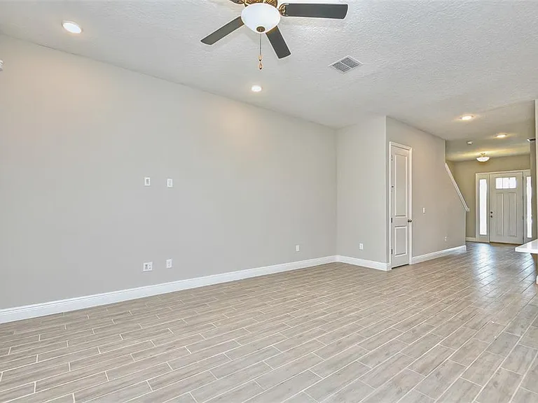 6427 Cyrils Dr — Photo 9