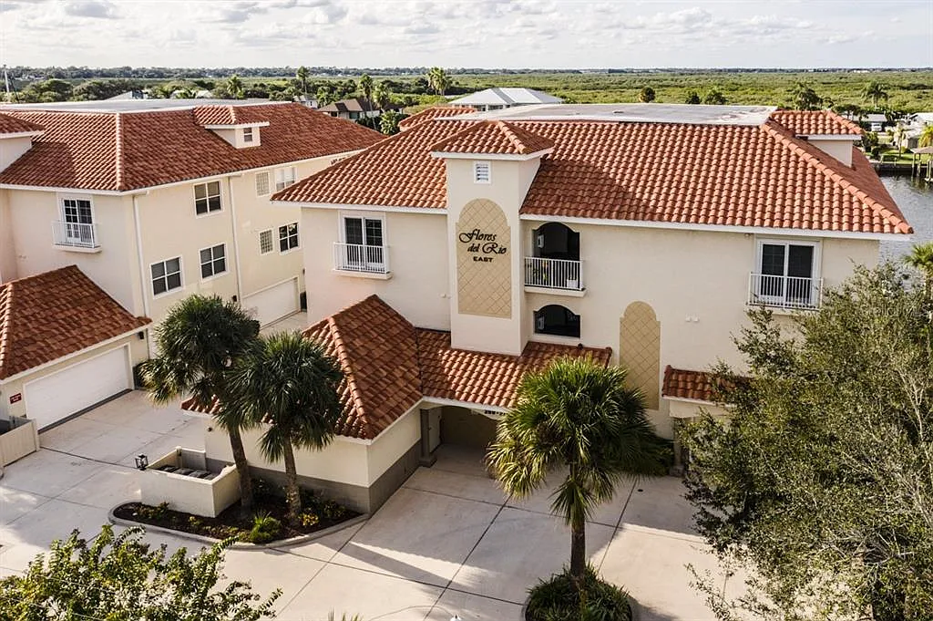 3 bed, 3.0 bath, 2400 sqft, $4,950 — Photo 1