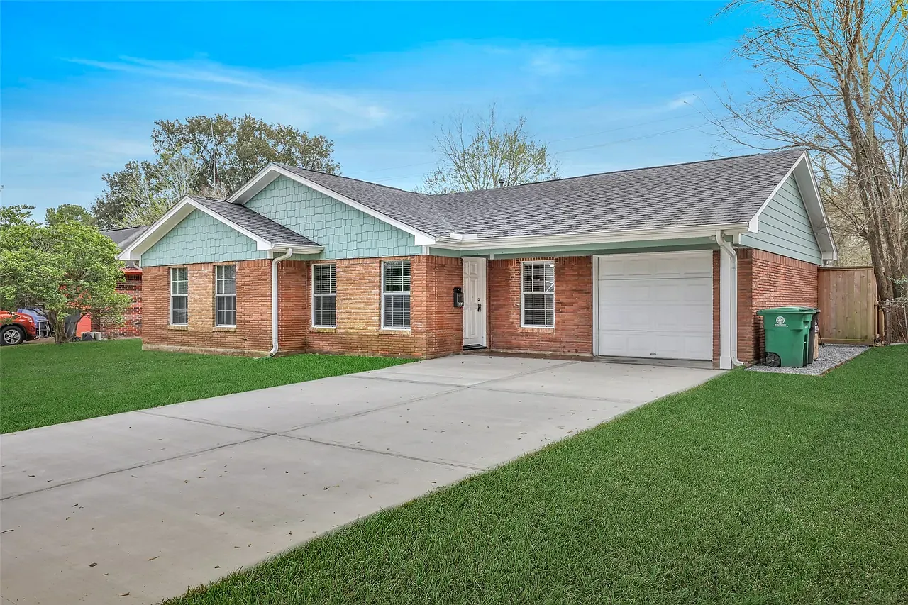 3 bed, 1164 sqft, $2,200 — Photo 1