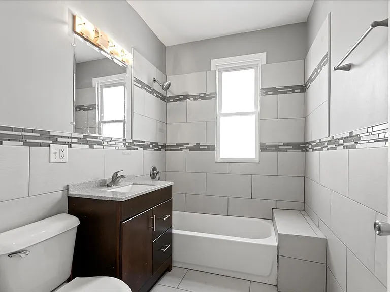 5344 W Eddy St #1 — Photo 4