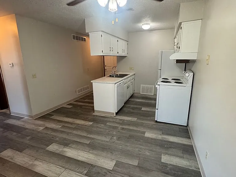 Maple Apartments — Photo 10