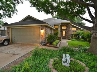 2402 Sutton Dr, Arlington, TX 76018