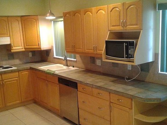 3rd image of 709 NE 24th Ave