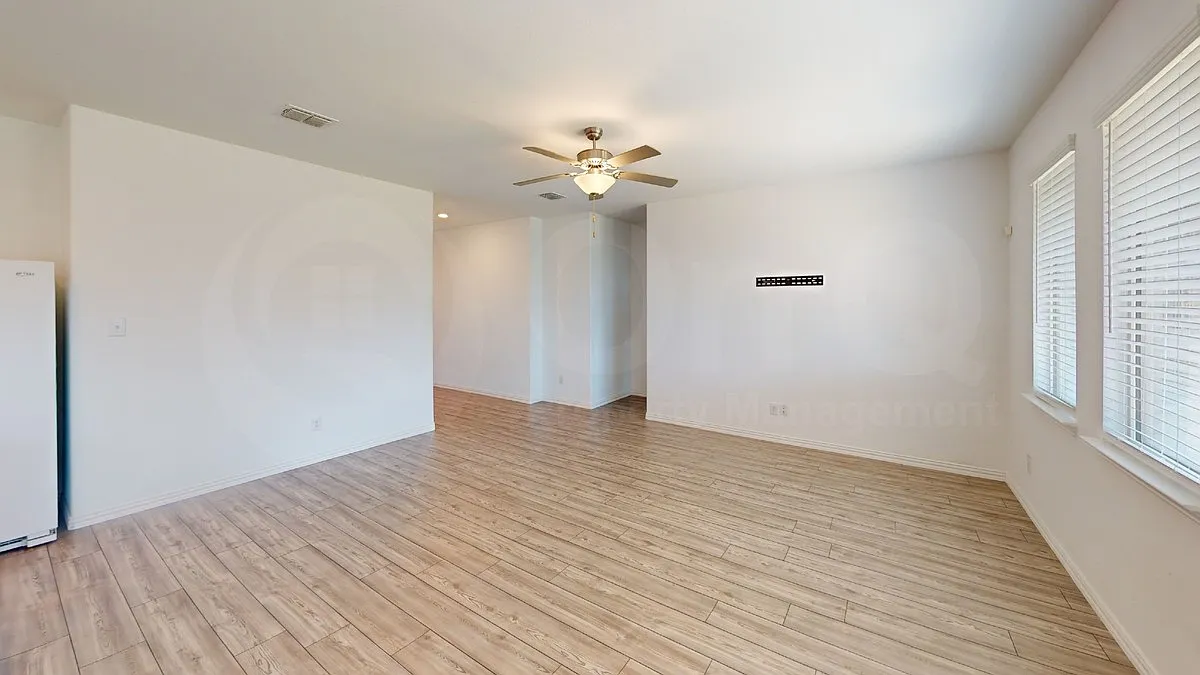 4 bed, 2.0 bath, 1870 sqft, $2,550 — Photo 4