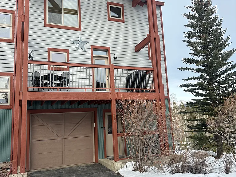 424 Wolf Park Ln — Photo 1