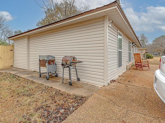 4th image of 2204 Sycamore Dr