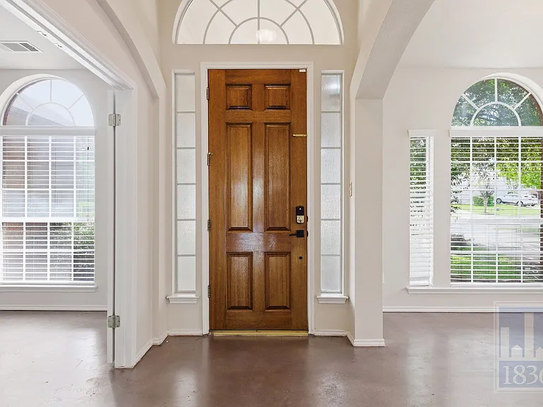 2217 Speidel Dr — Photo 2